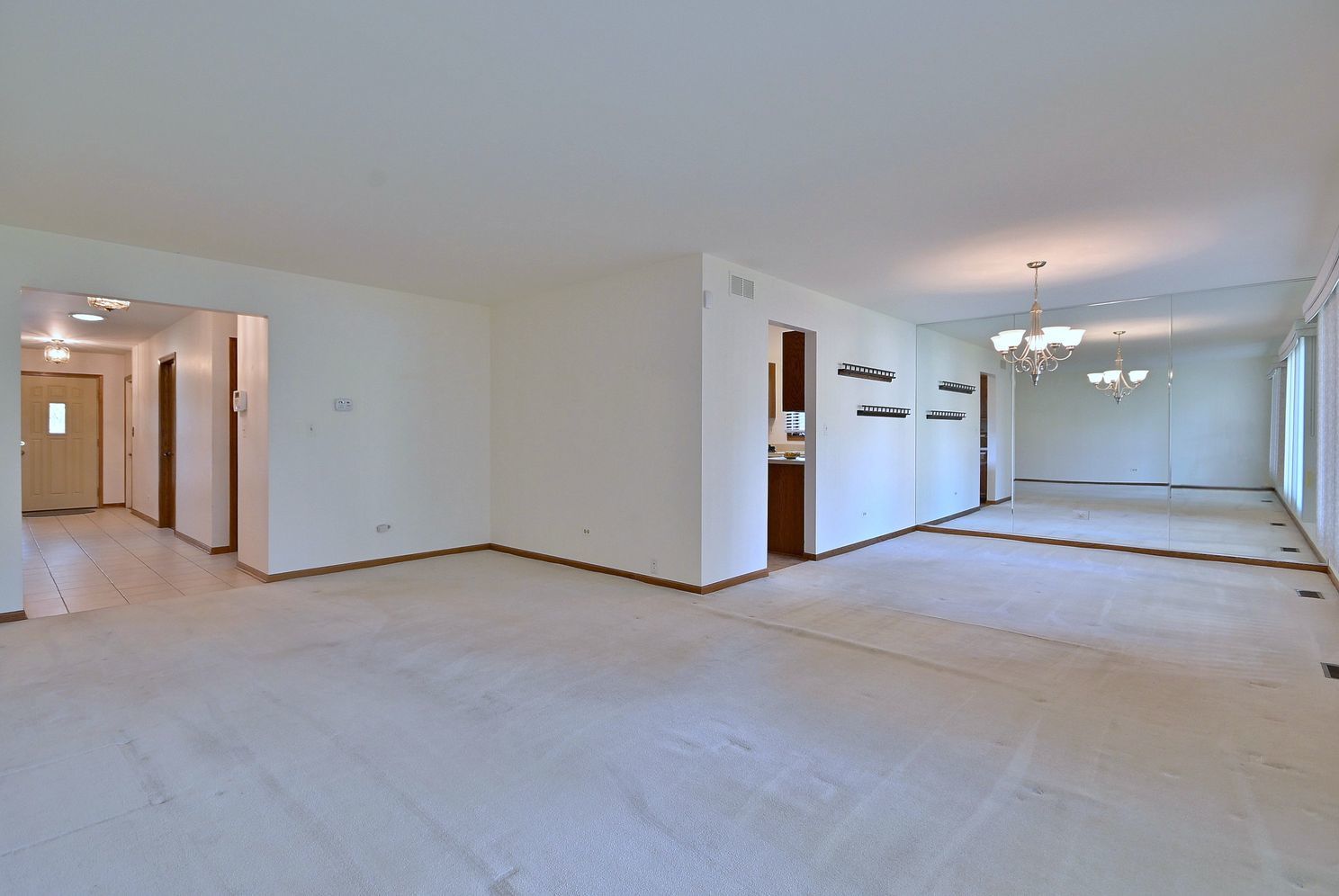 227 Royal Lane, Bloomingdale, IL 60108