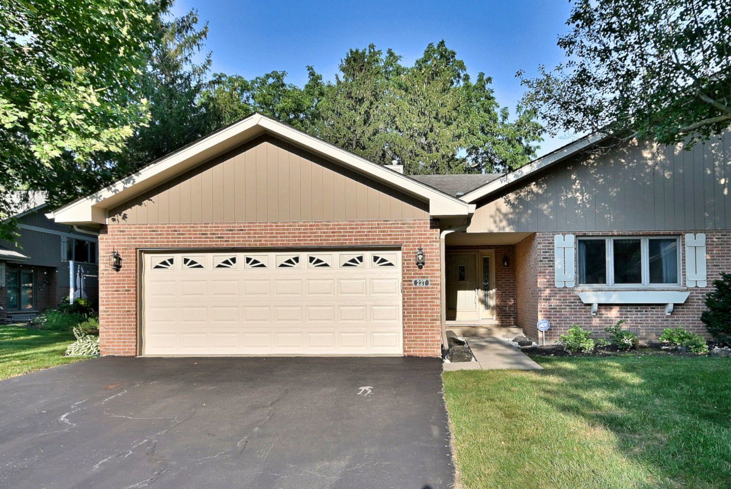 227 Royal Lane, Bloomingdale, IL 60108