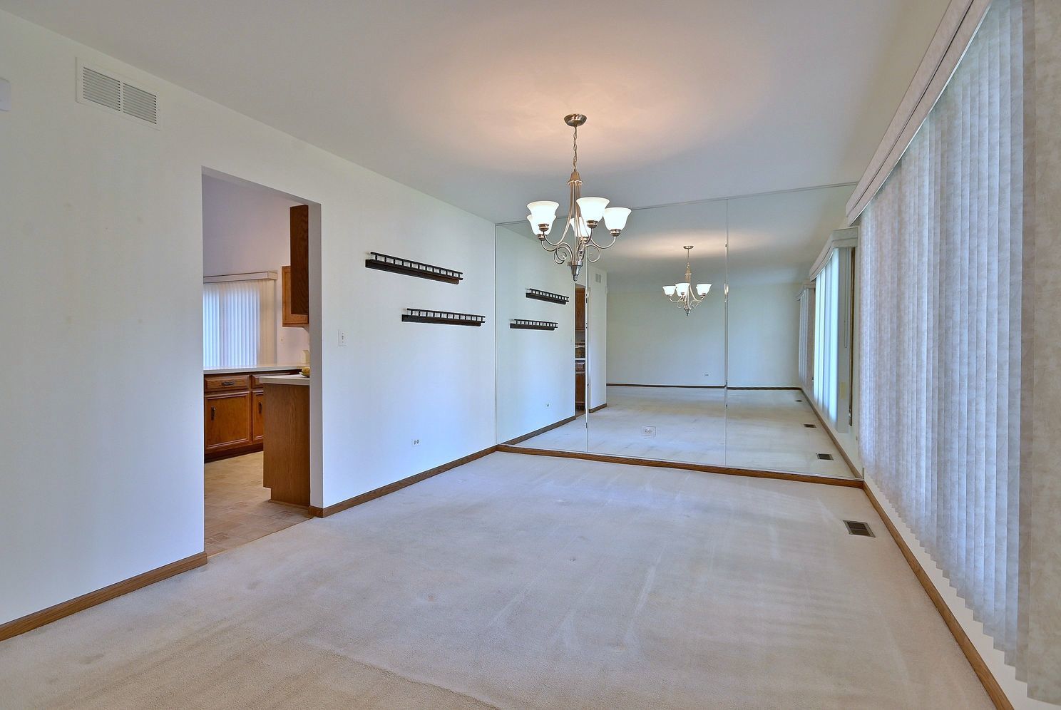 227 Royal Lane, Bloomingdale, IL 60108