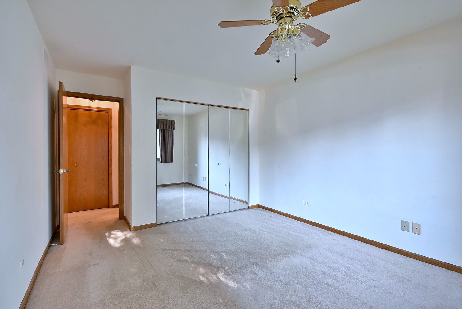 227 Royal Lane, Bloomingdale, IL 60108