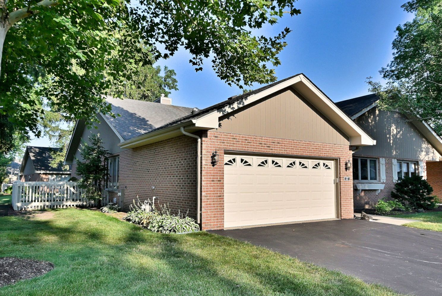 227 Royal Lane, Bloomingdale, IL 60108