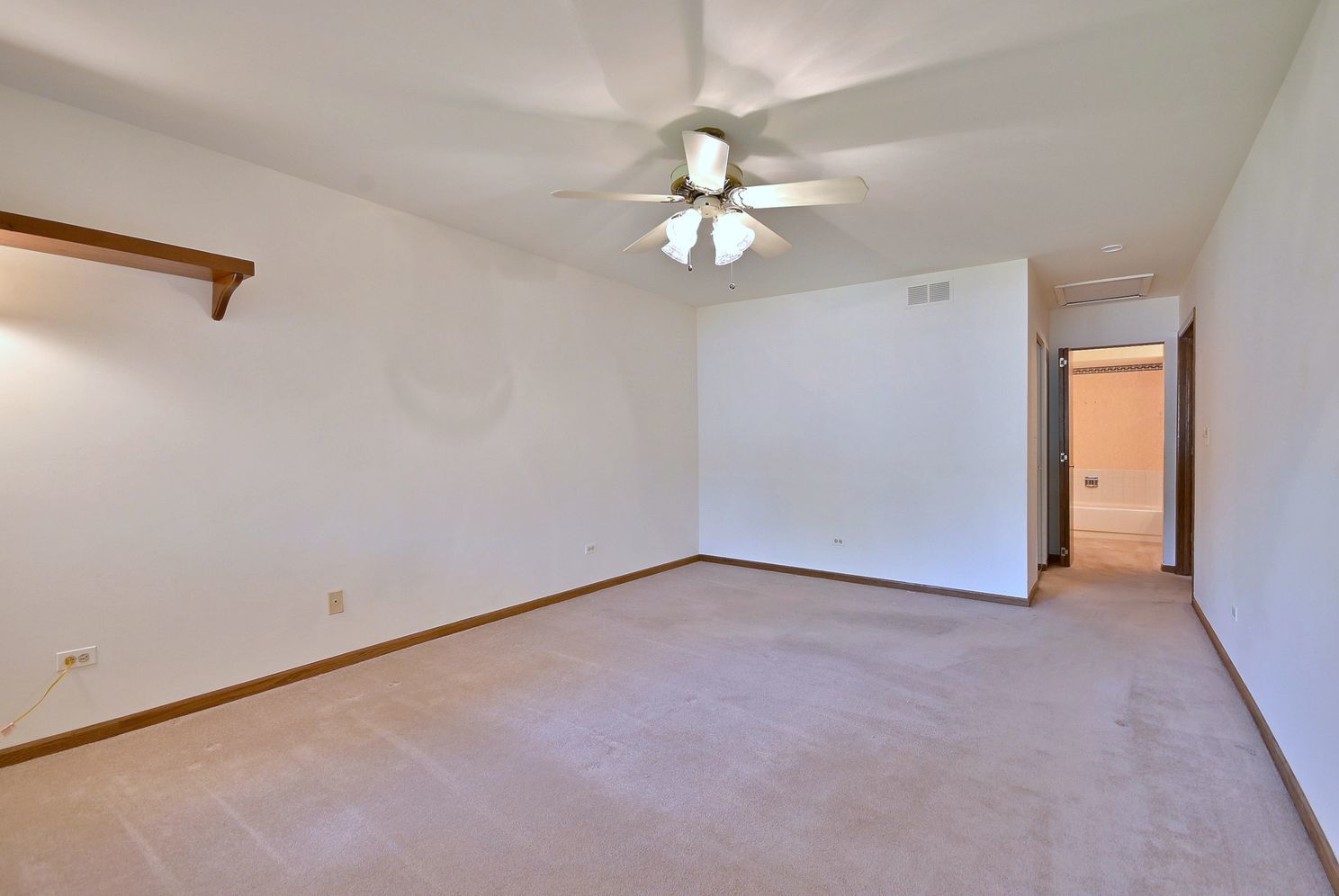 227 Royal Lane, Bloomingdale, IL 60108
