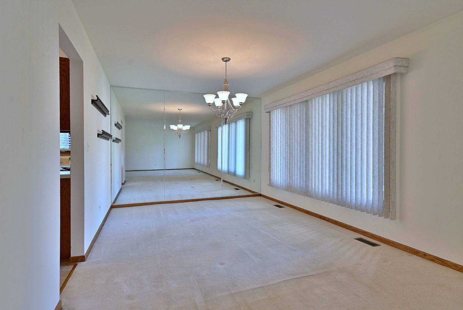 227 Royal Lane, Bloomingdale, IL 60108