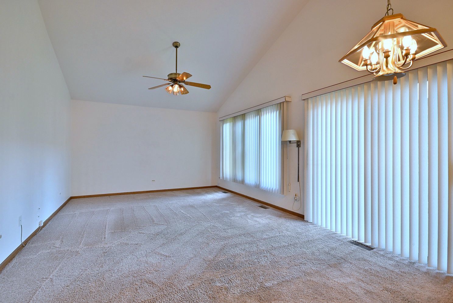 227 Royal Lane, Bloomingdale, IL 60108