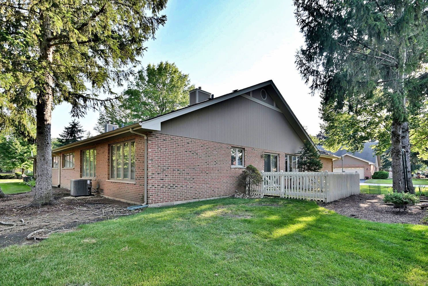 227 Royal Lane, Bloomingdale, IL 60108