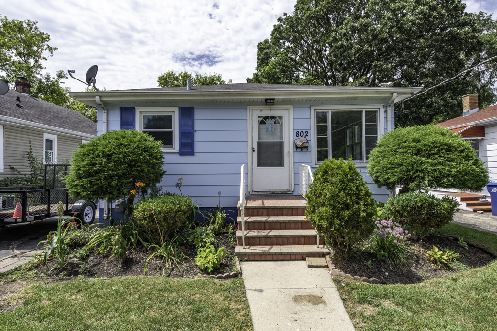 802 PINE Street, Waukegan, IL 60085