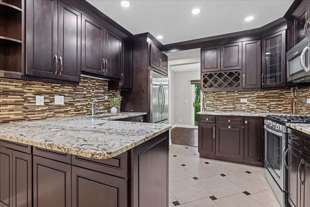 3056 N Daniels Court, Arlington Heights, IL 60004