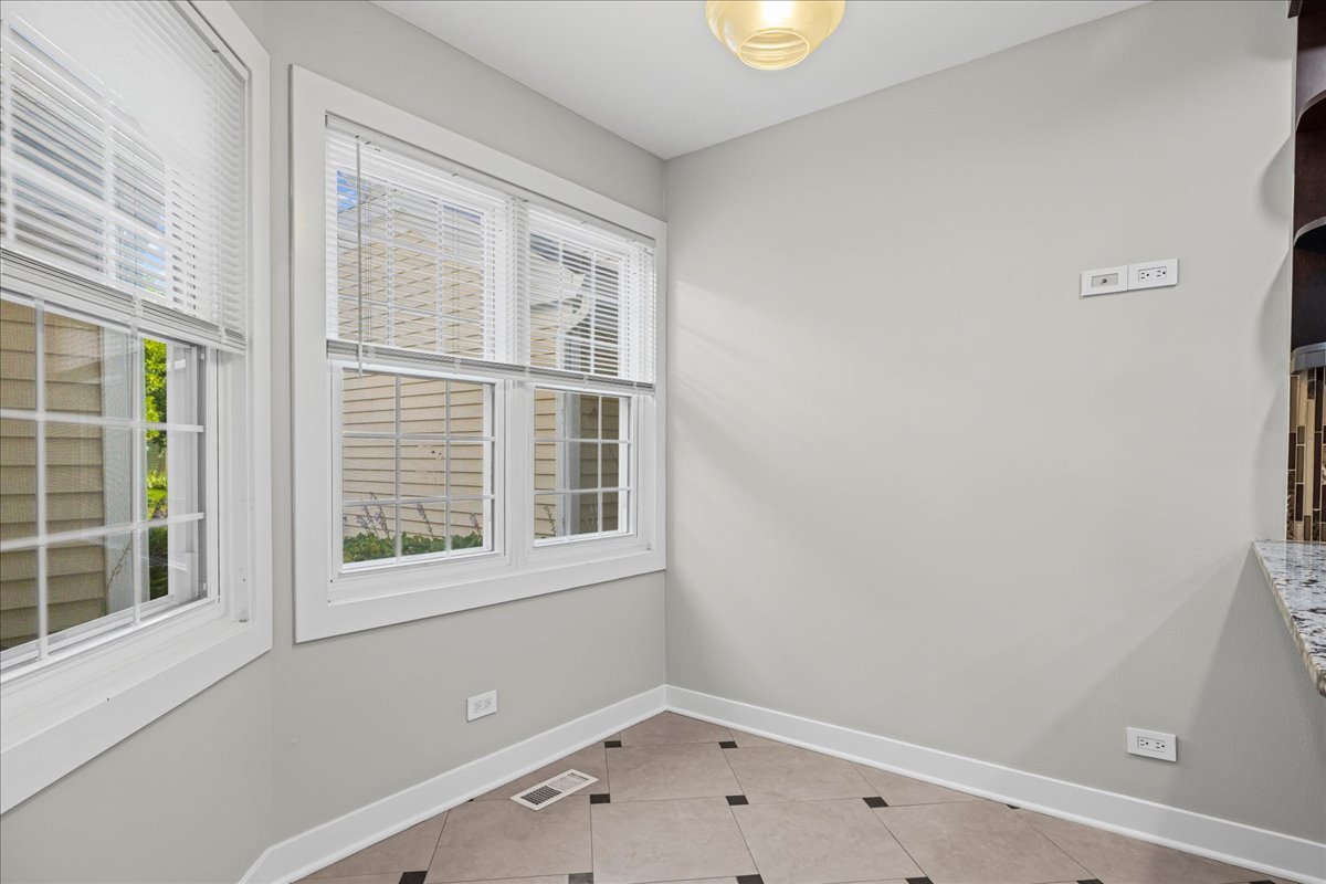 3056 N Daniels Court, Arlington Heights, IL 60004