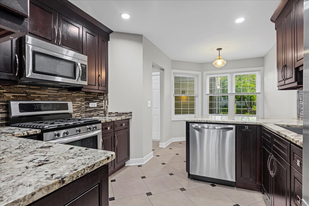3056 N Daniels Court, Arlington Heights, IL 60004