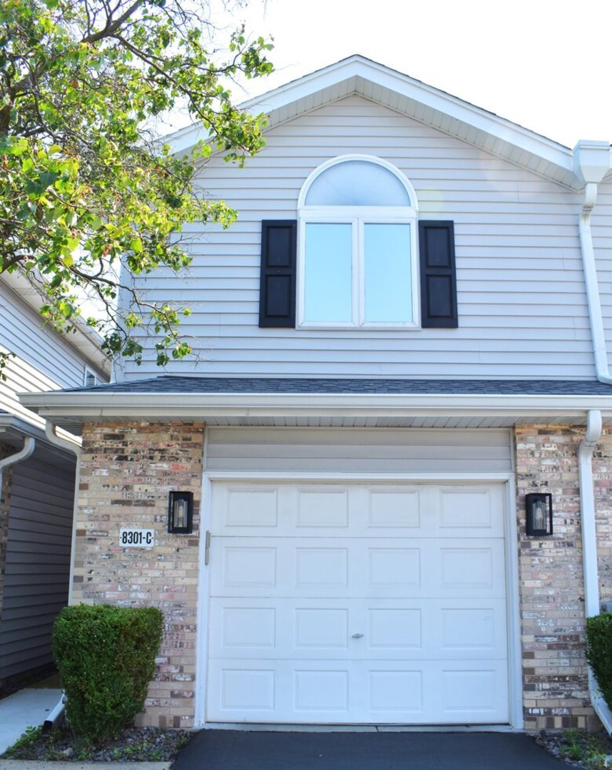 8301 Highpoint Circle #C, Darien, IL 60561