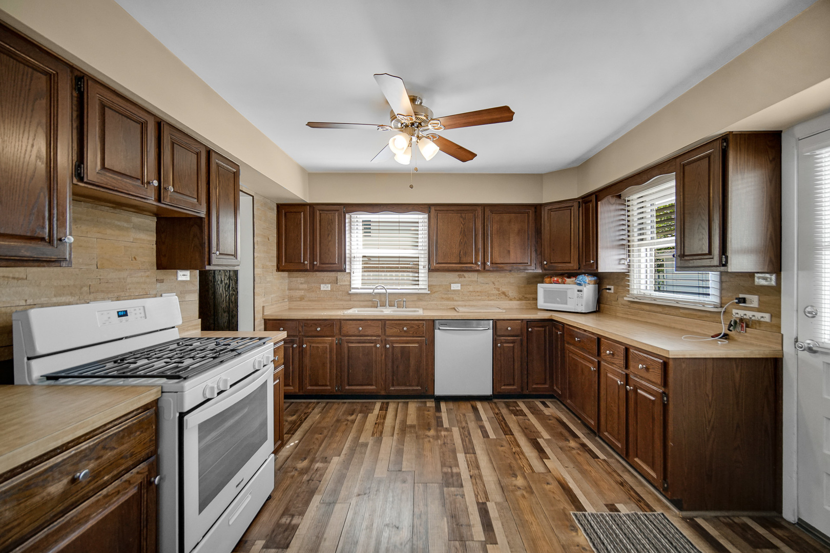 5613 W 84th Place, Burbank, IL 60459