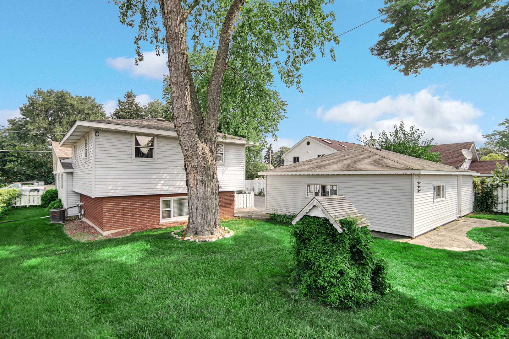 5613 W 84th Place, Burbank, IL 60459