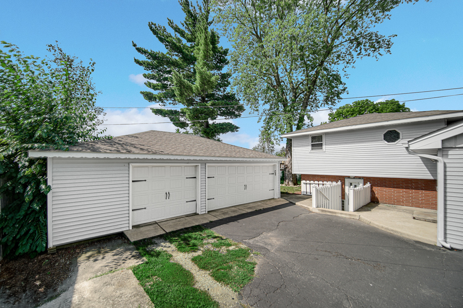 5613 W 84th Place, Burbank, IL 60459