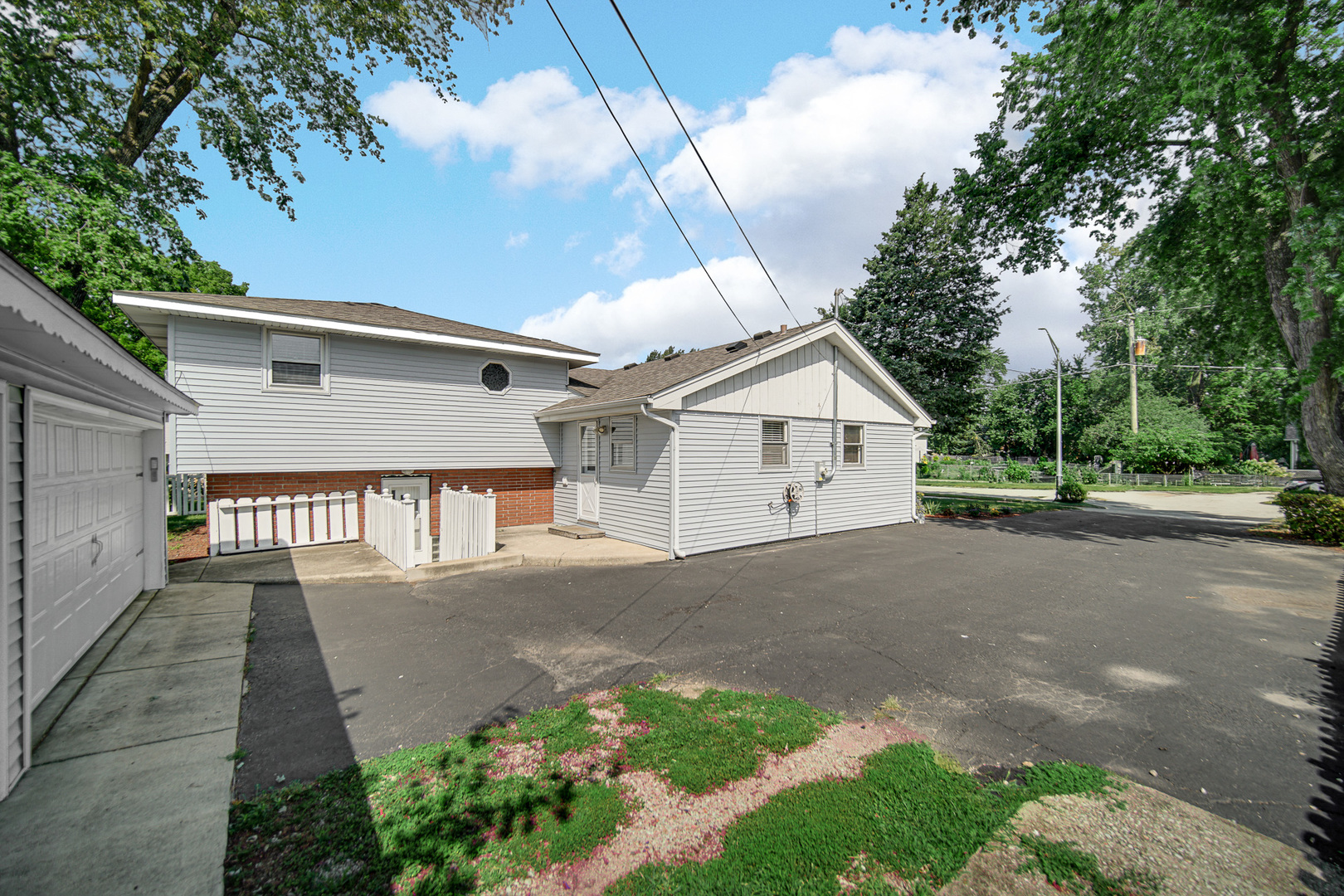 5613 W 84th Place, Burbank, IL 60459