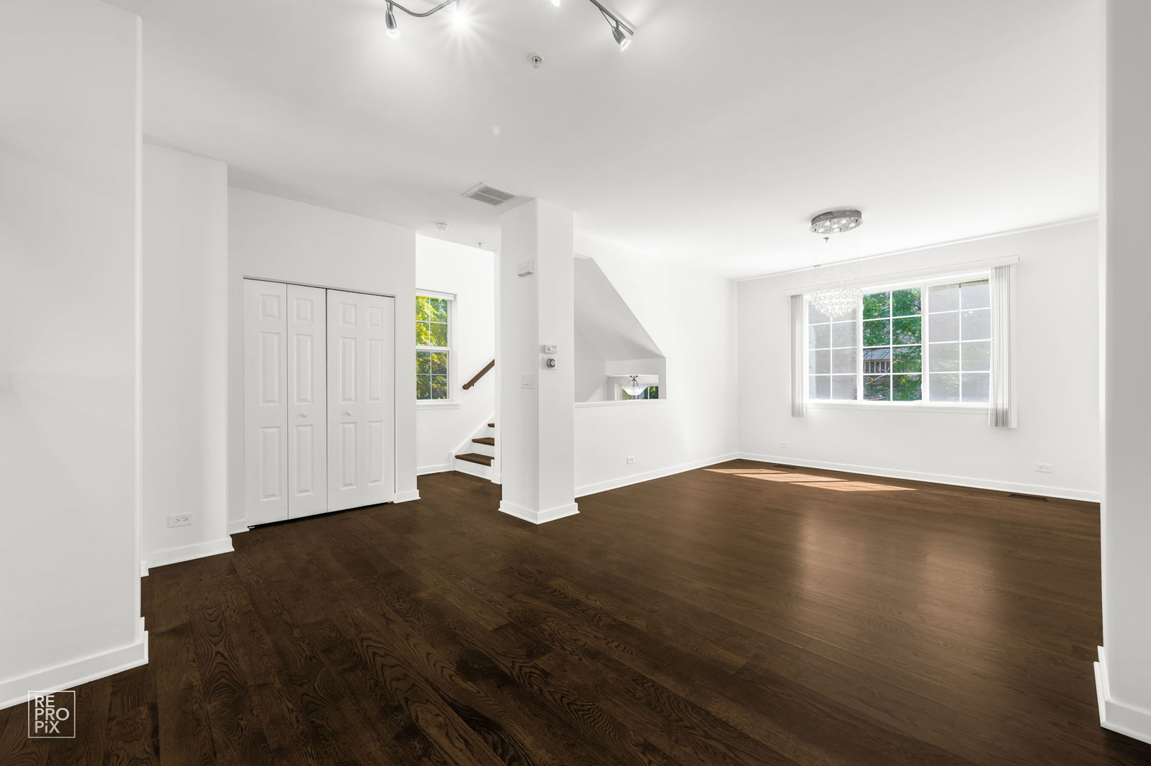 758 Hanbury Drive, Des Plaines, IL 60016