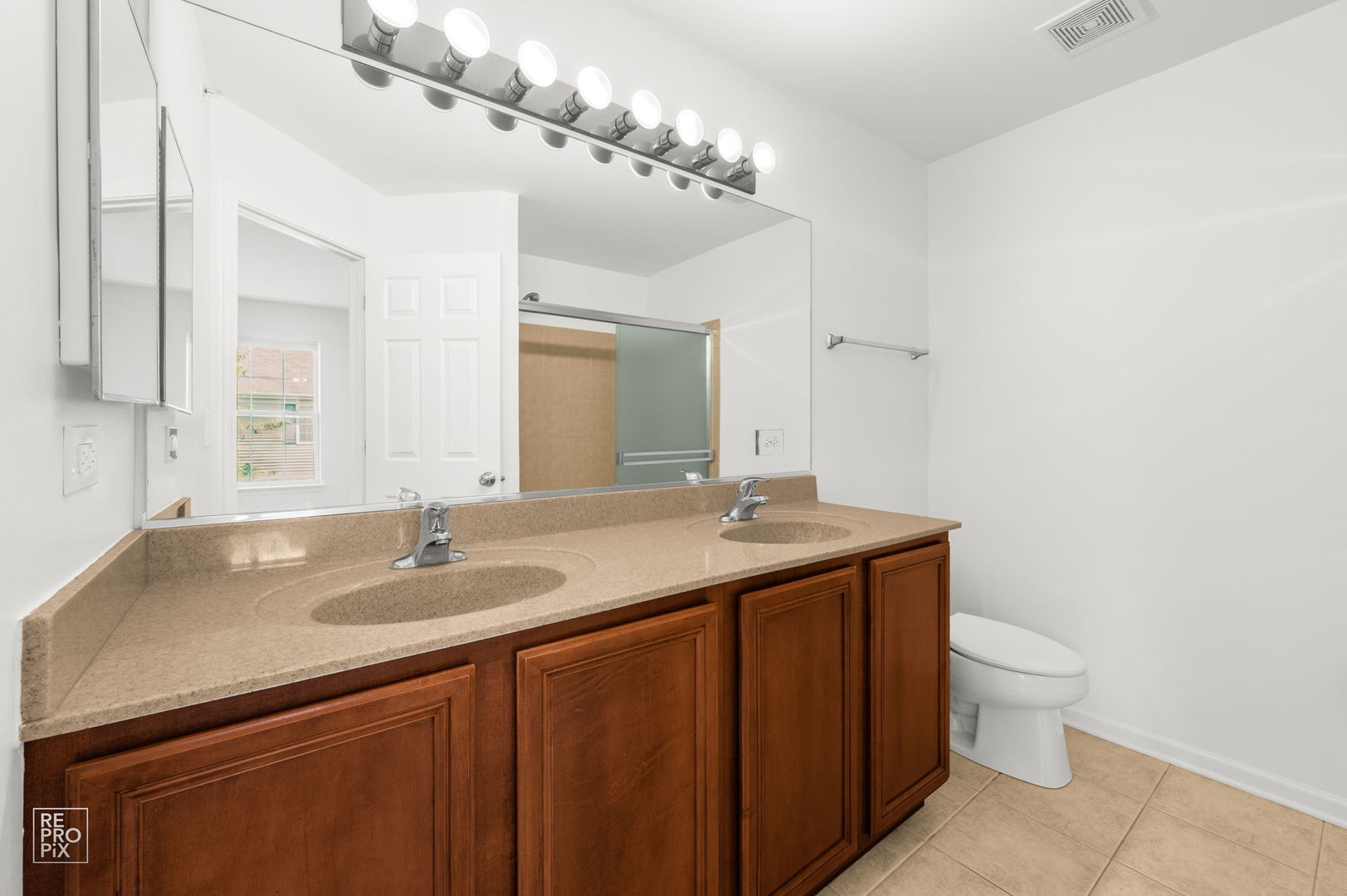 758 Hanbury Drive, Des Plaines, IL 60016