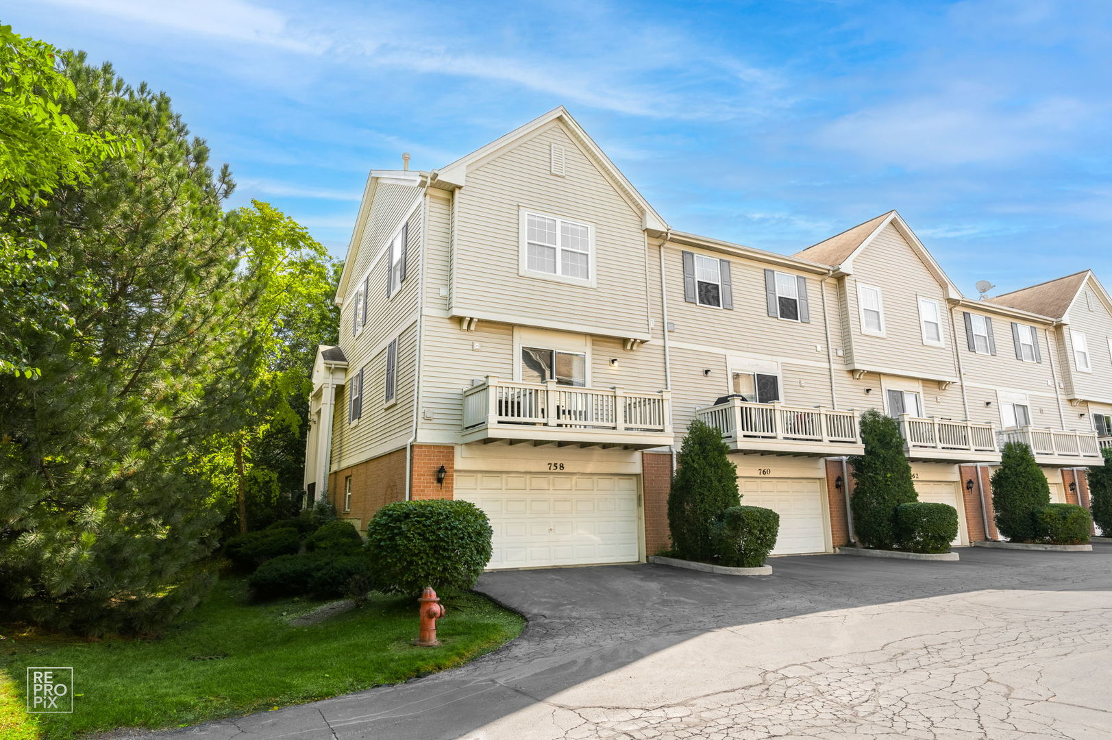 758 Hanbury Drive, Des Plaines, IL 60016