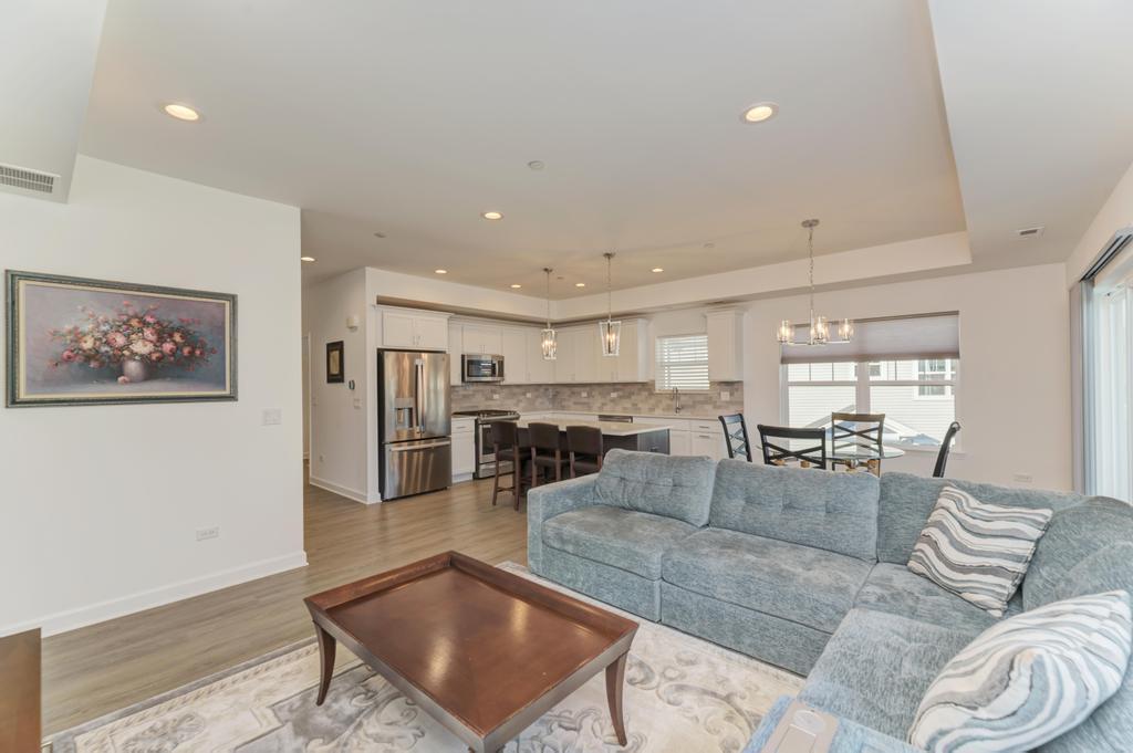 257 MASTERS Drive, Addison, IL 60101