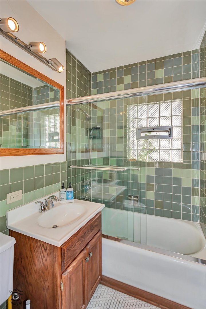 9806 S Vanderpoel Avenue, Chicago, IL 60643