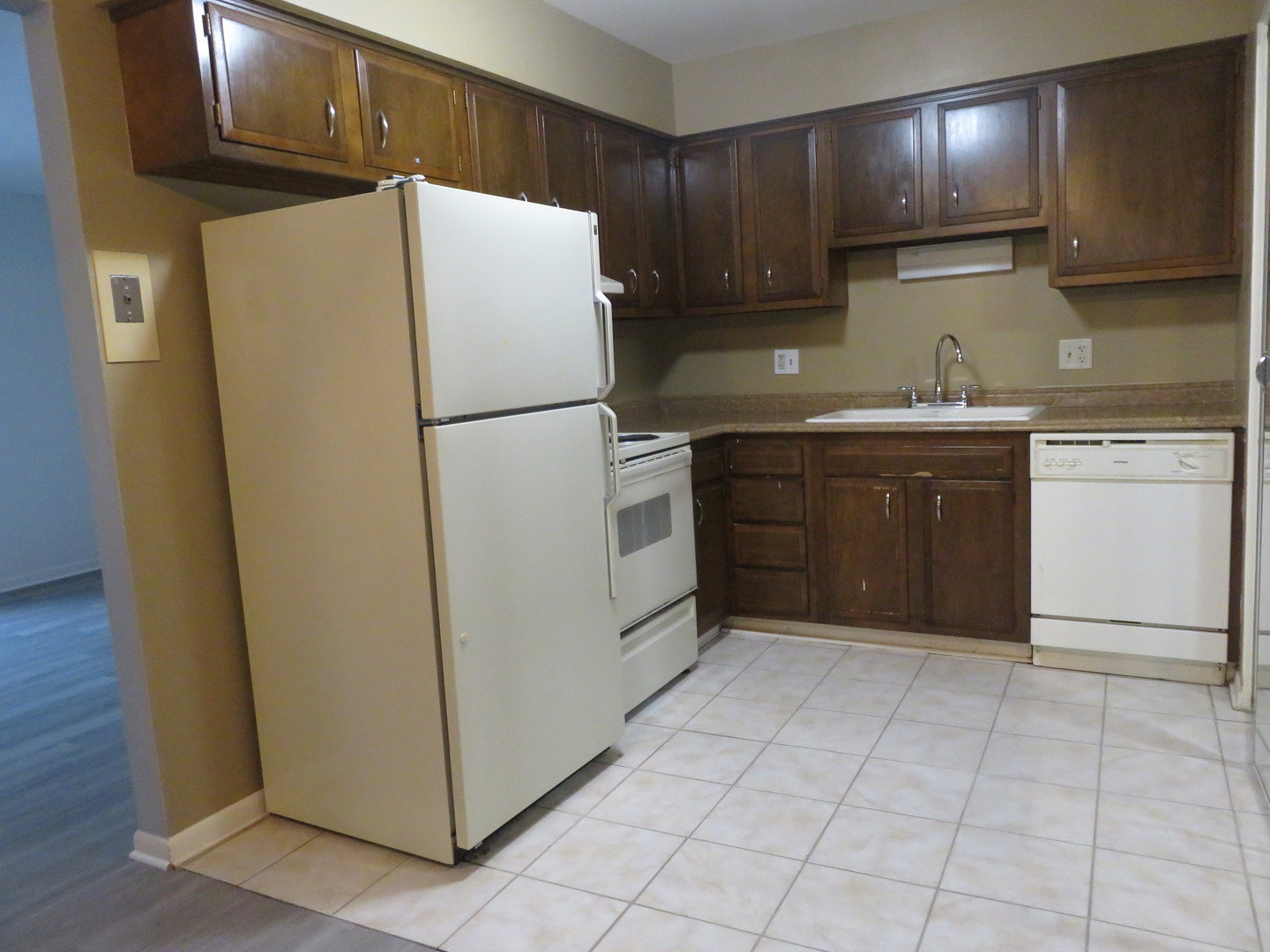 607 N Carroll Parkway #202, Glenwood, IL 60425