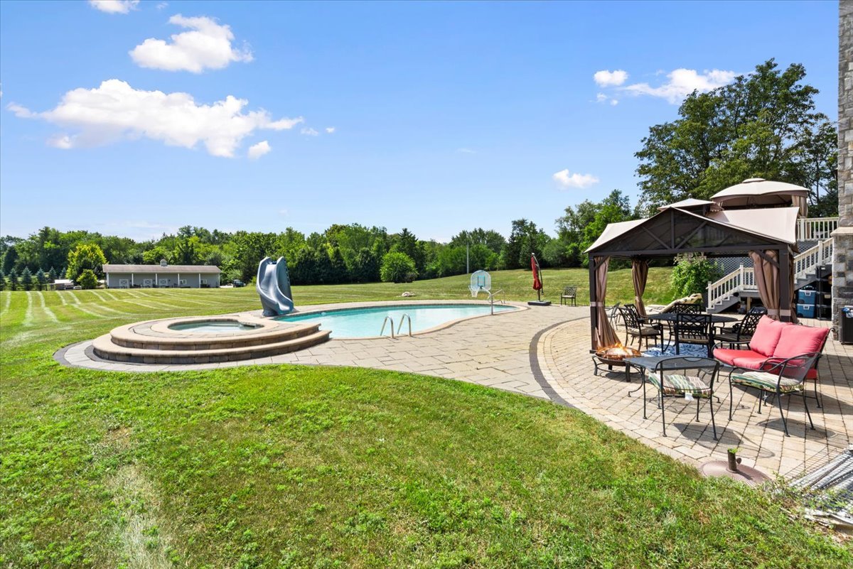 9500 Church Road, Barrington, IL 60010