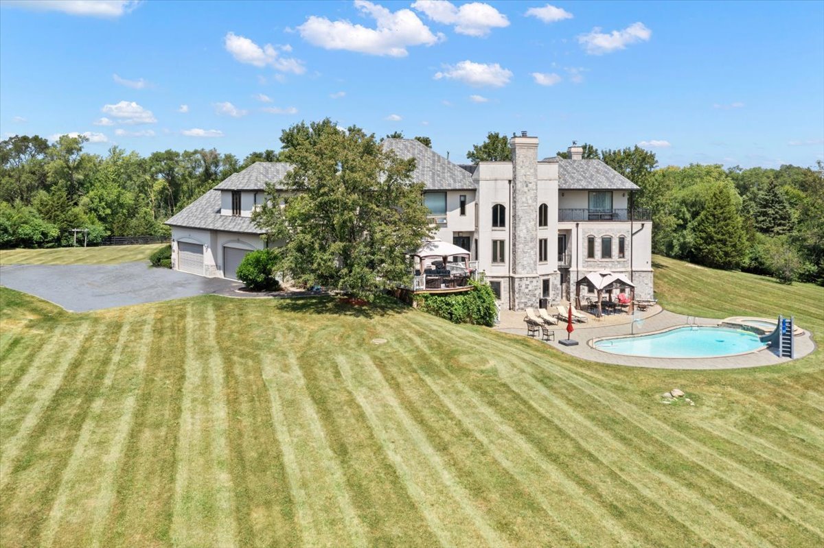 9500 Church Road, Barrington, IL 60010