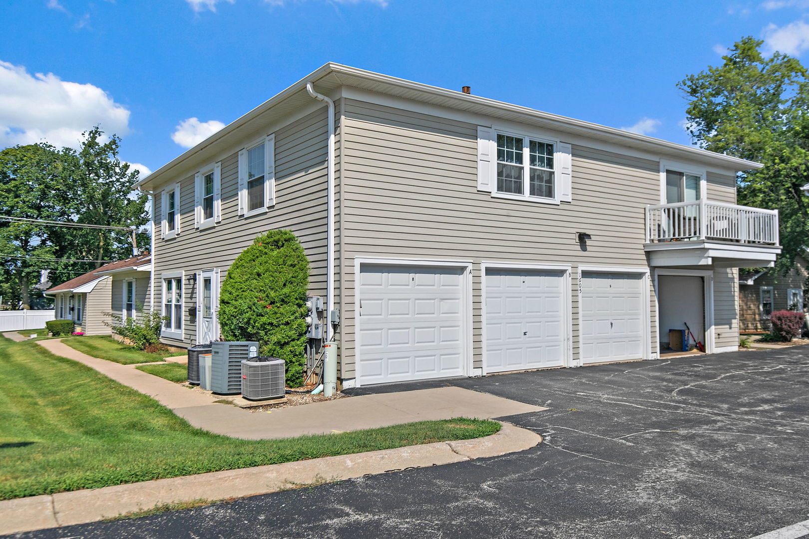 1605 Woodcutter Lane #A, Wheaton, IL 60189