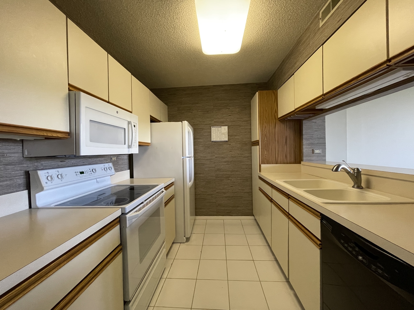511 Aurora Avenue #608, Naperville, IL 60540