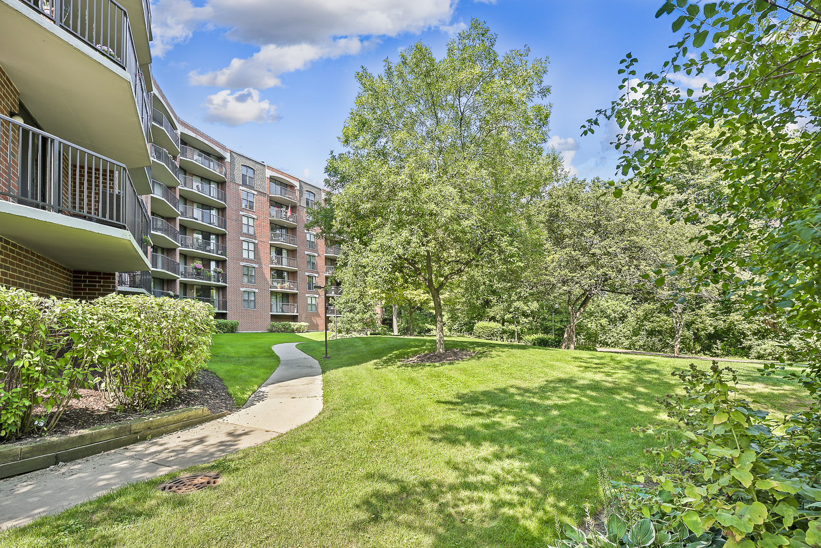 511 Aurora Avenue #608, Naperville, IL 60540