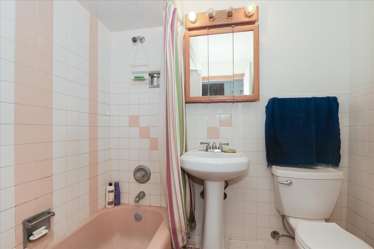 721 Dulles Road #B, Des Plaines, IL 60016