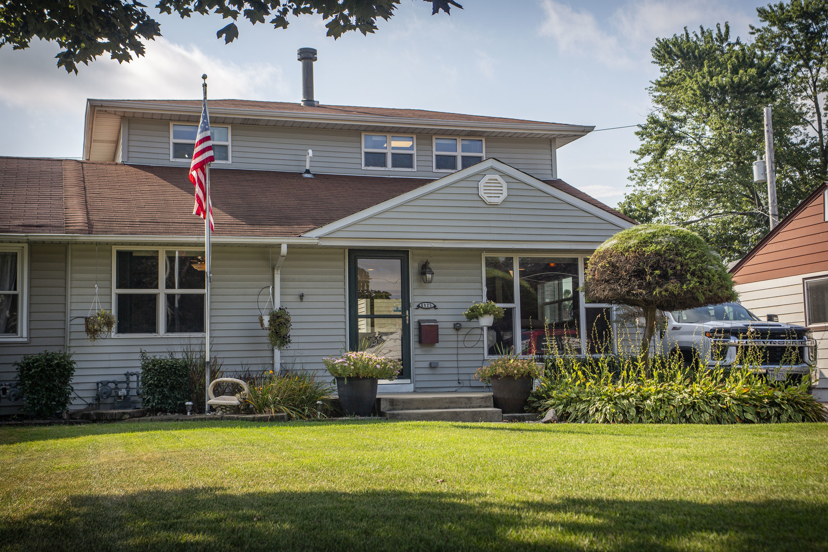 8925 S Main Street, Hometown, IL 60456