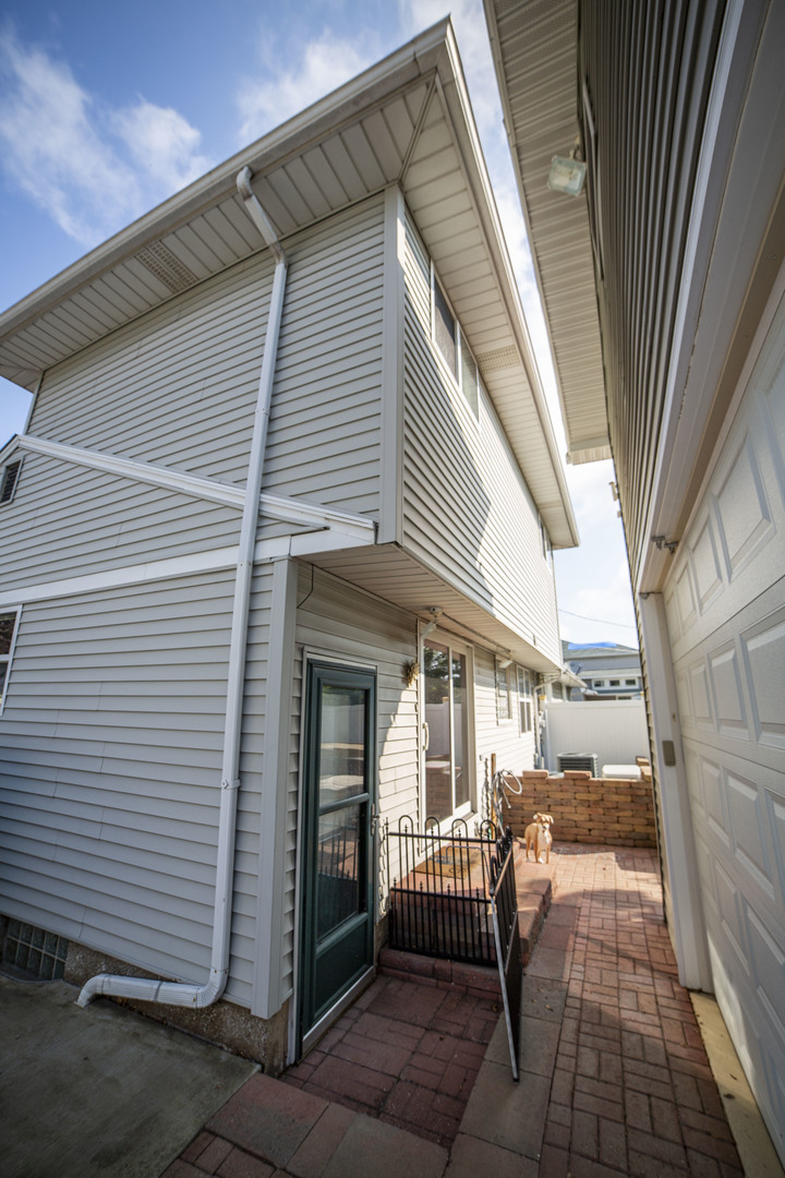 8925 S Main Street, Hometown, IL 60456