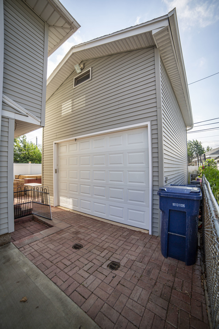 8925 S Main Street, Hometown, IL 60456