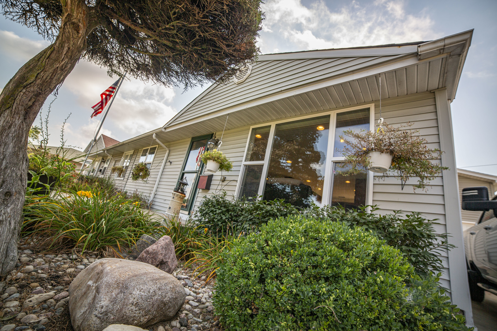 8925 S Main Street, Hometown, IL 60456