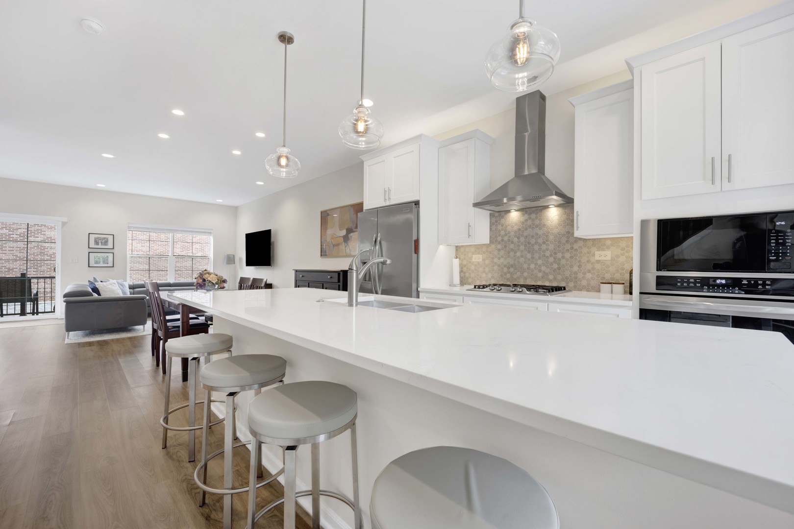 250 E Kenilworth Avenue, Villa Park, IL 60181