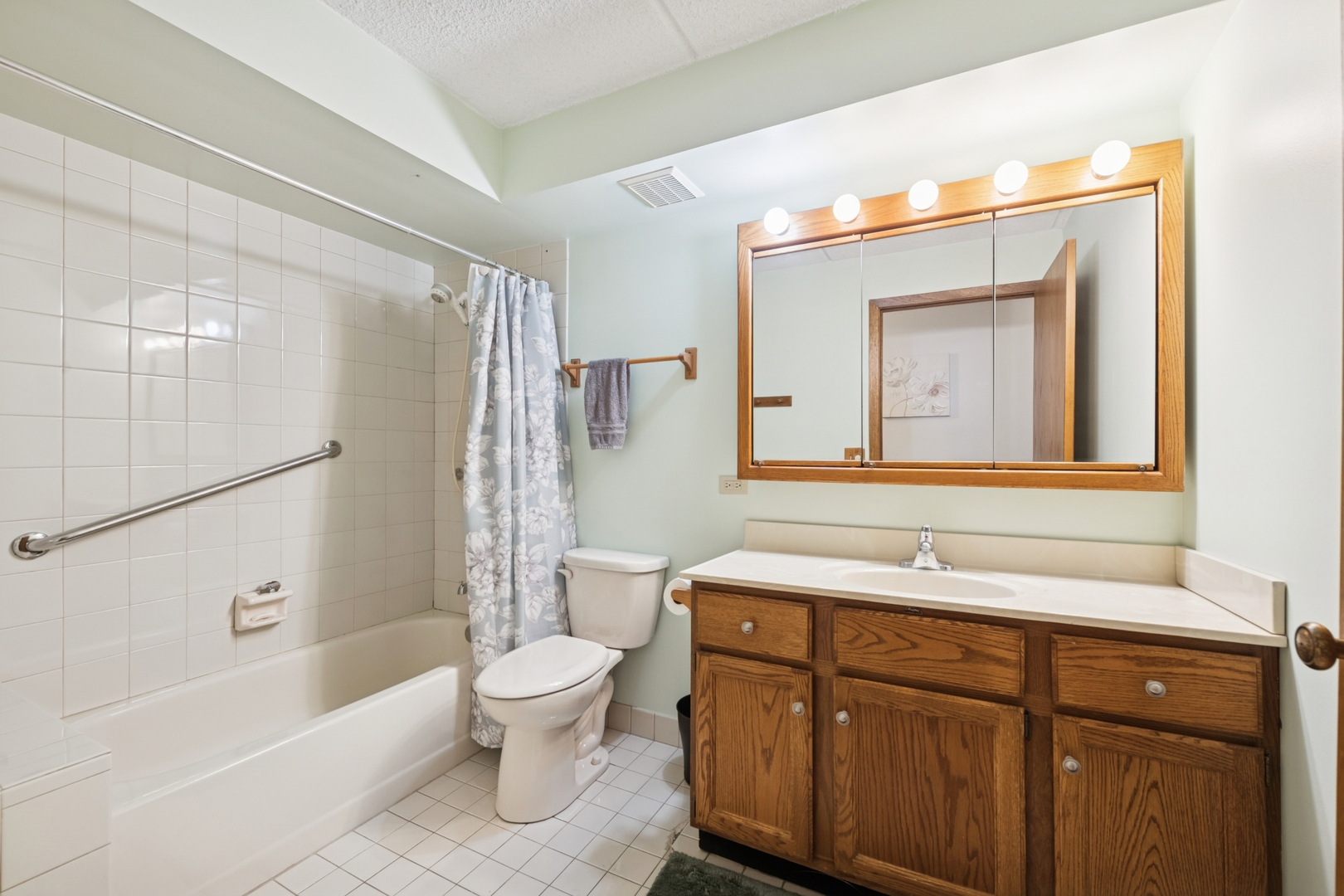 6455 W Belle Plaine Avenue #208, Chicago, IL 60634