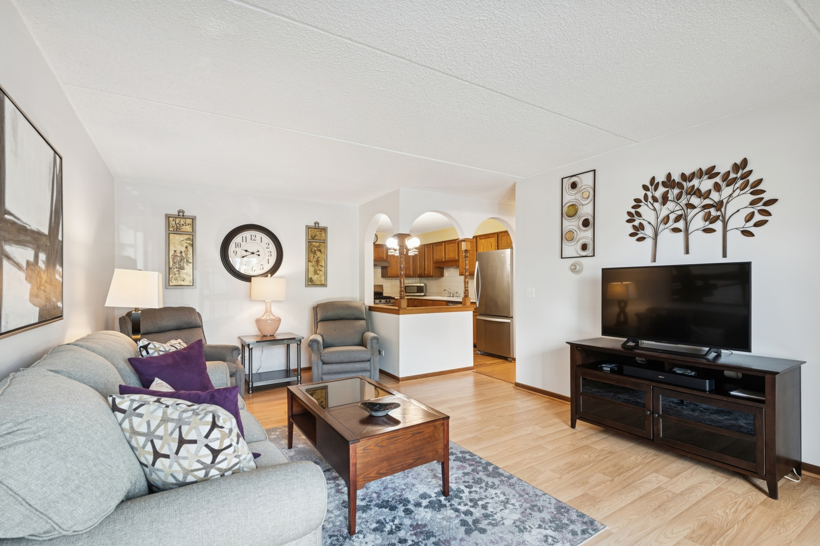 6455 W Belle Plaine Avenue #208, Chicago, IL 60634