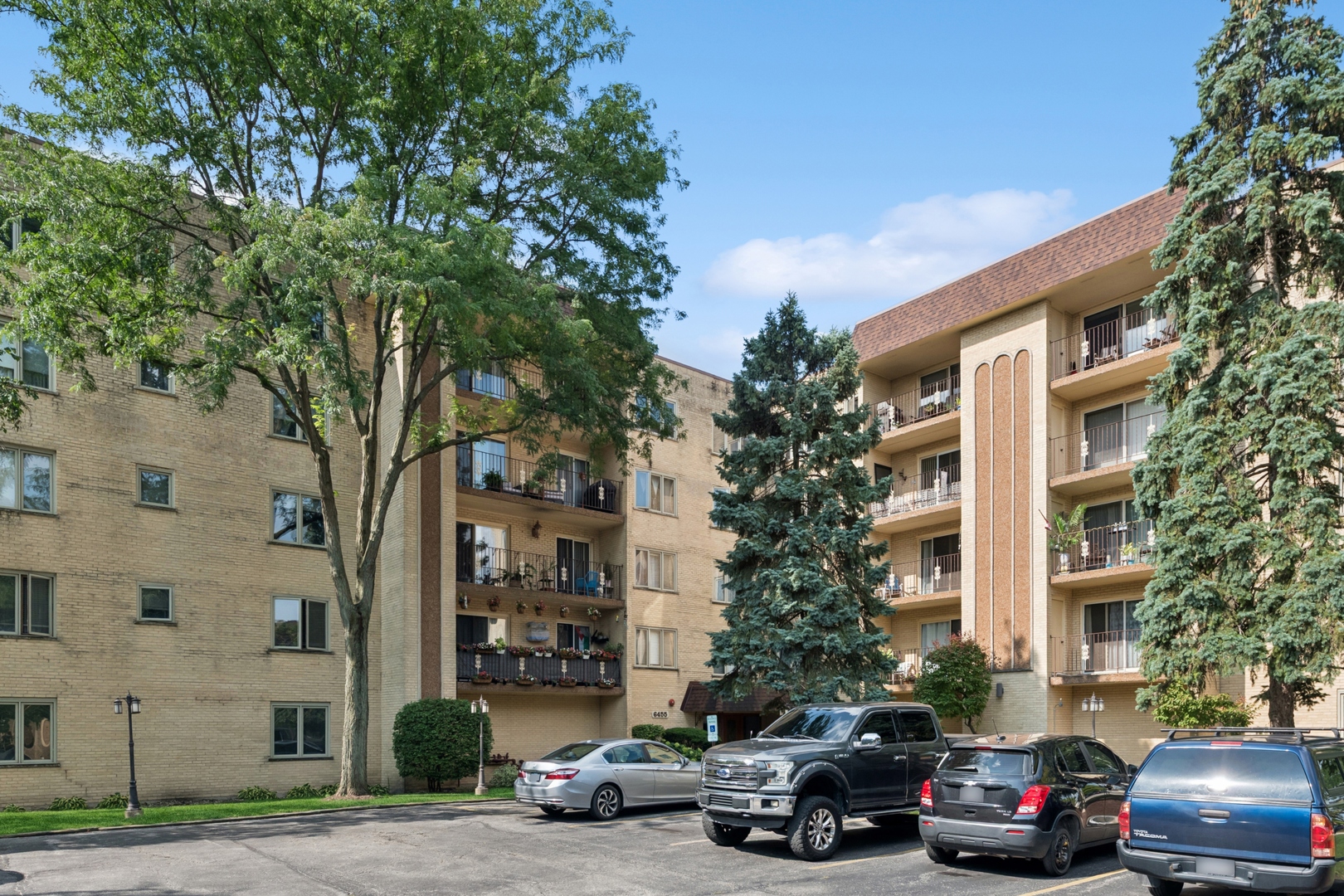 6455 W Belle Plaine Avenue #208, Chicago, IL 60634