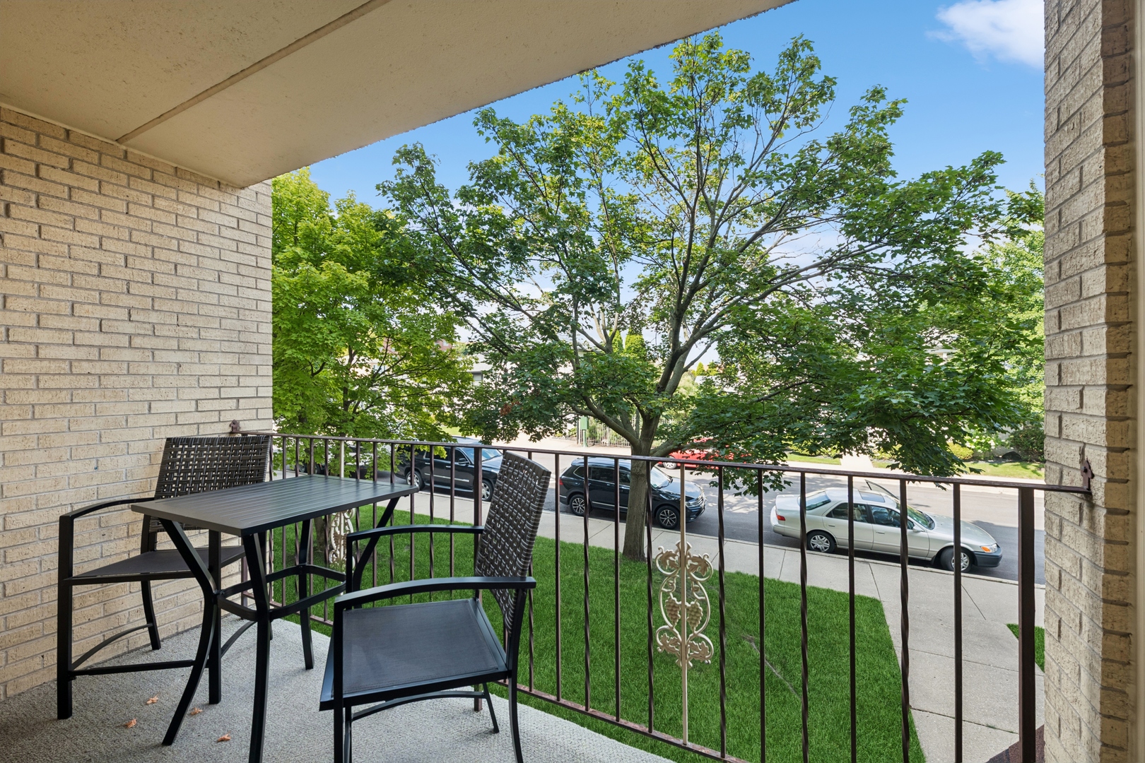 6455 W Belle Plaine Avenue #208, Chicago, IL 60634
