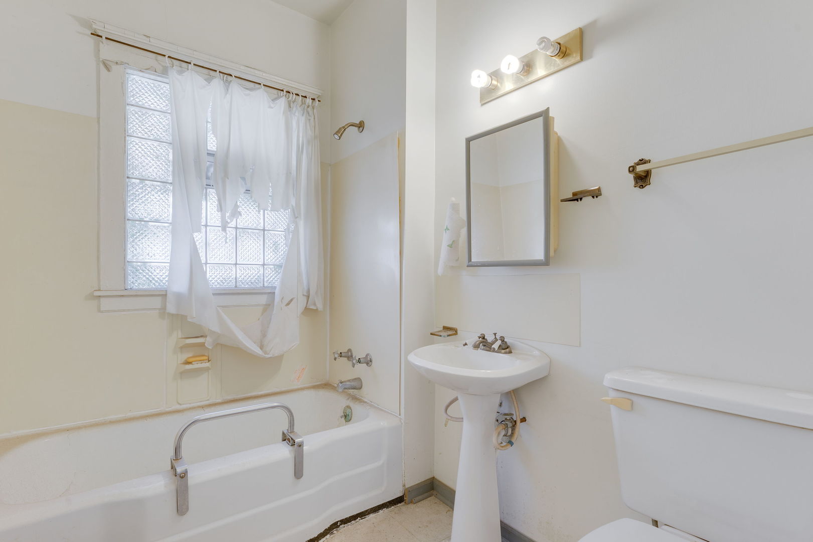 7617 S Crandon Avenue, Chicago, IL 60649