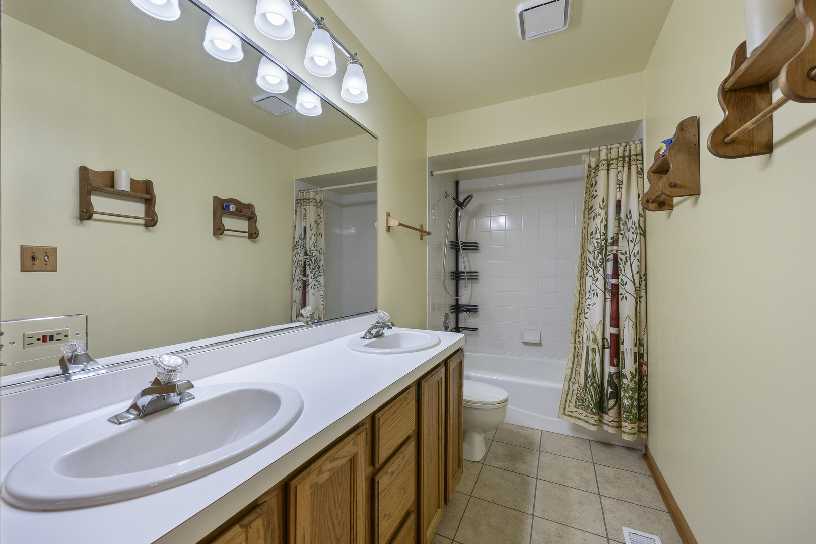1N120 Darling Street, Carol Stream, IL 60188