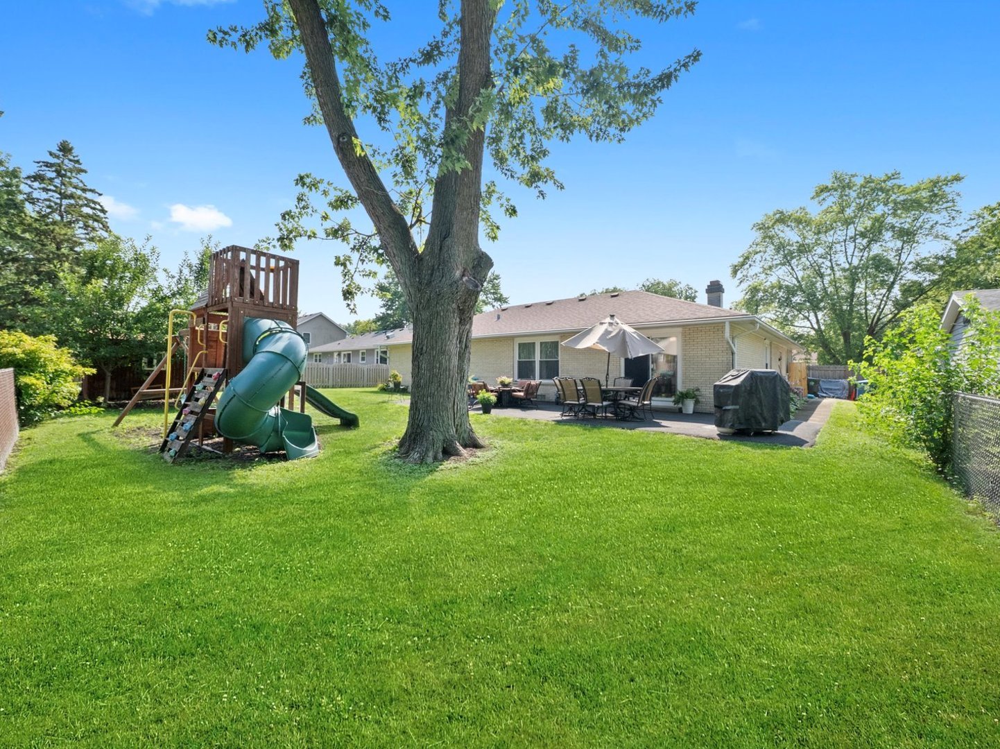 1071 Almond Drive, Aurora, IL 60506