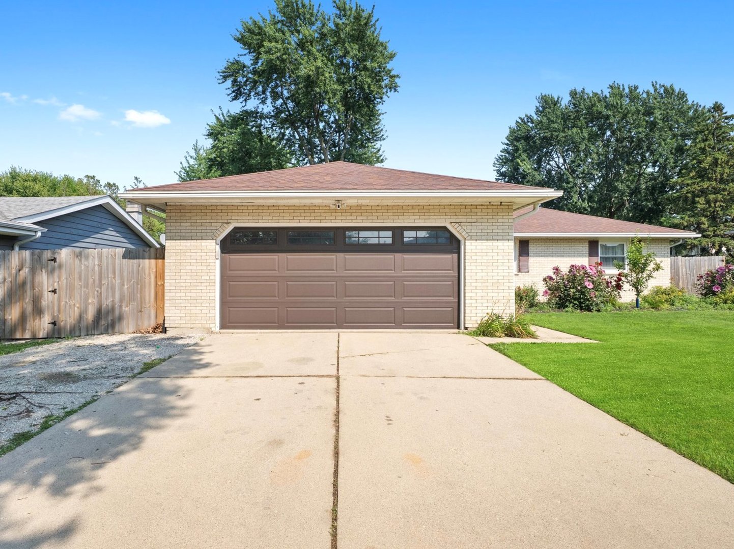 1071 Almond Drive, Aurora, IL 60506