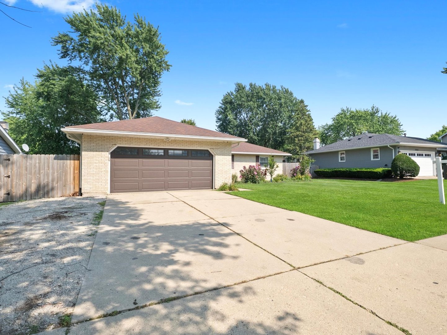 1071 Almond Drive, Aurora, IL 60506