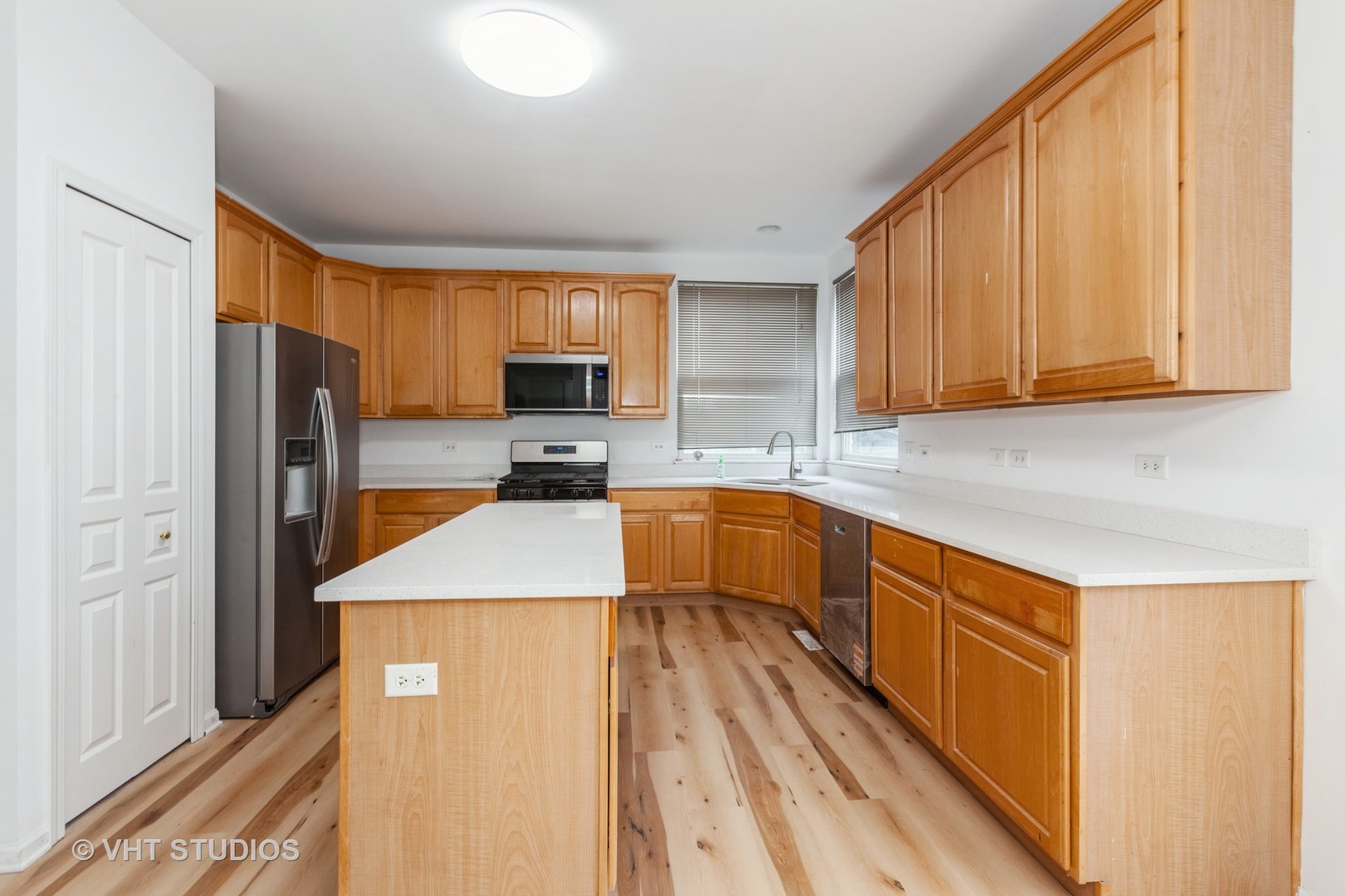 1110 OAKHILL Drive, Aurora, IL 60502