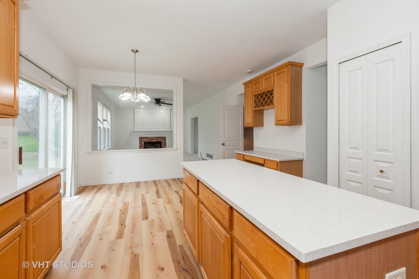 1110 OAKHILL Drive, Aurora, IL 60502