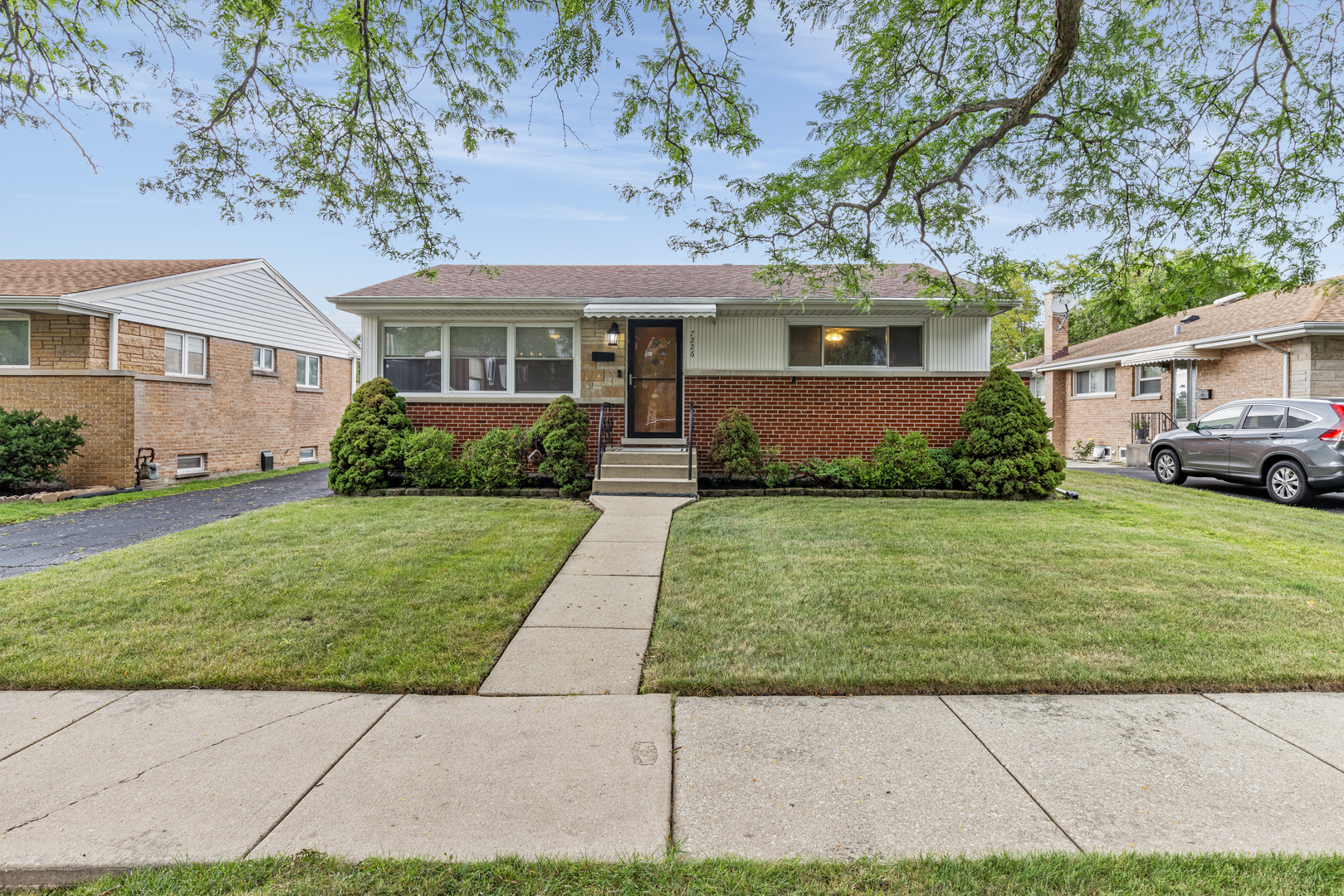 7226 W GREENLEAF Street, Niles, IL 60714