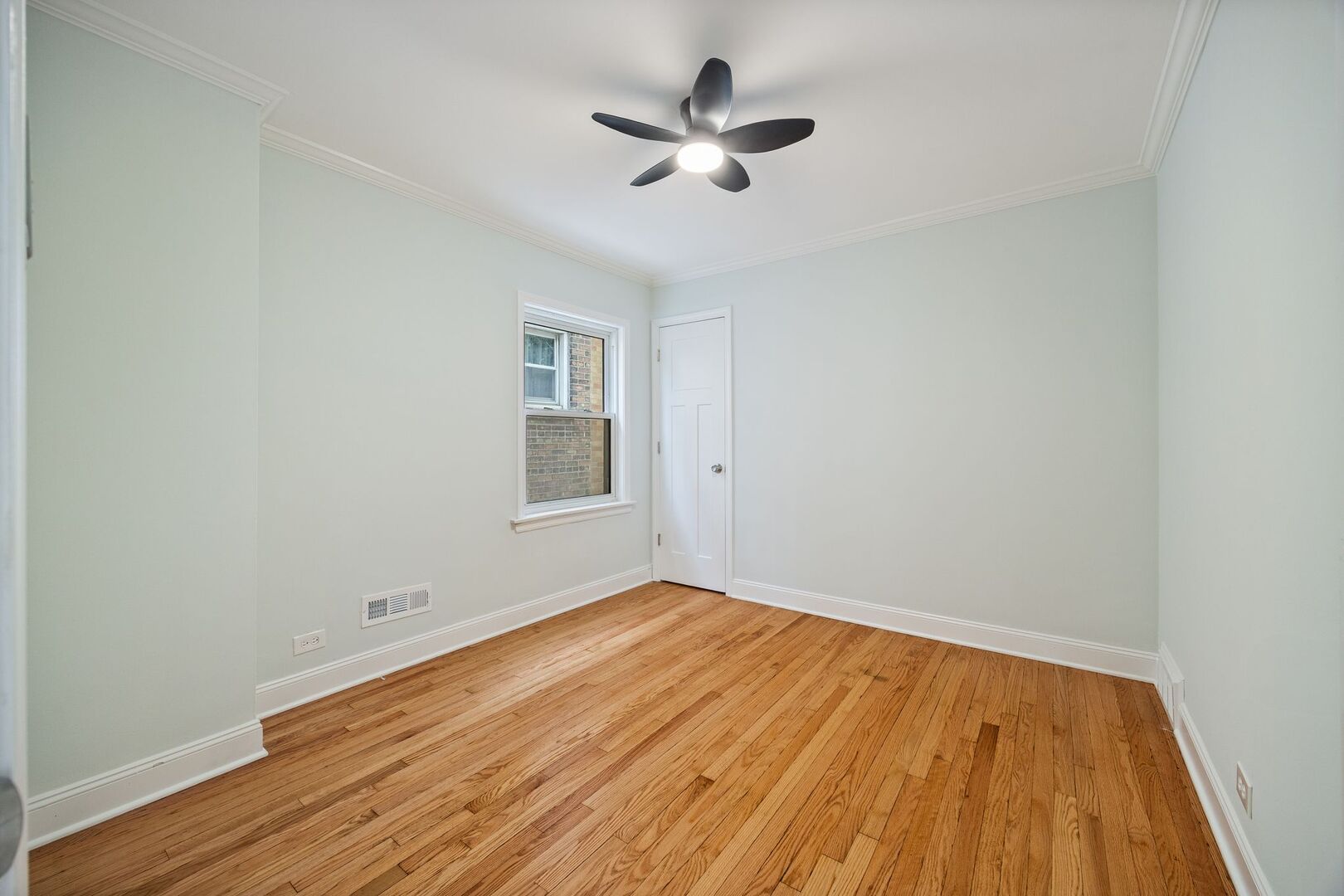 8623 S Prairie Avenue, Chicago, IL 60619