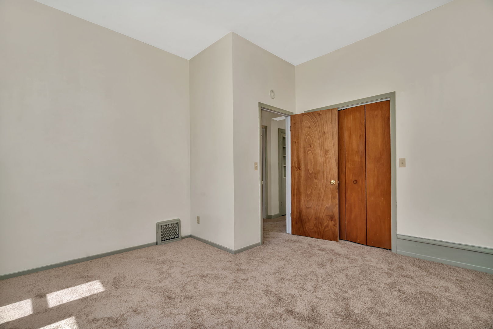 304/306 E Main Street, Ottawa, IL 61350