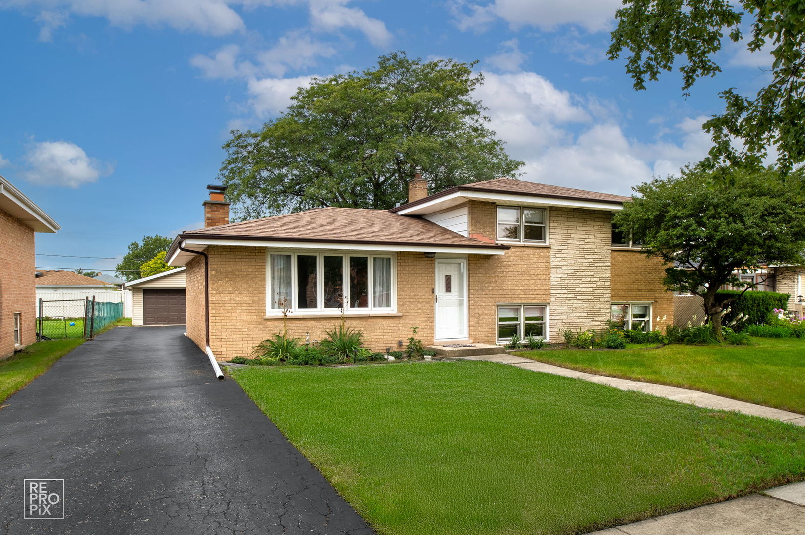 7706 S Oconto Avenue, Bridgeview, IL 60455
